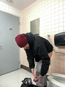 Snapshot of Fuckboy4public chatting on December 19, 2024, 3:29 am Fuckboy4public online show from December 19, 2024, 3:29 am