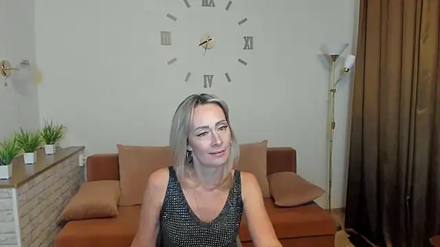 Snapshot of Julia_Cherry_ chatting on February 9, 2025, 2:18 pm Julia Cherry  online show from February 9, 2025, 2:18 pm