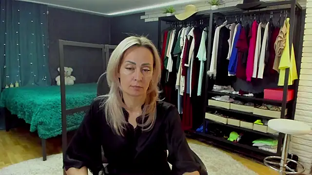 Julia Cherry  online show from January 11, 2026, 3:52 pm