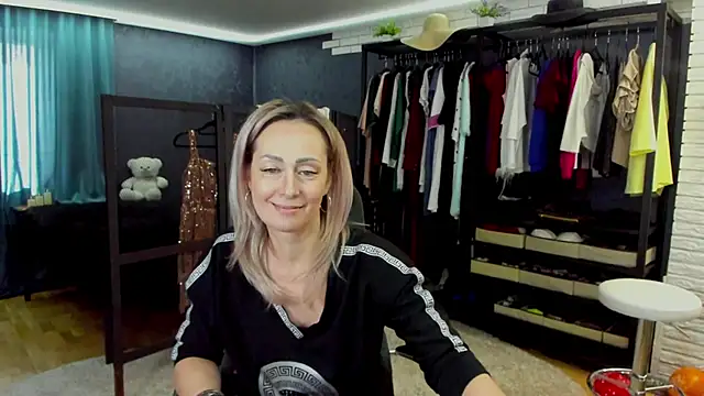 Julia Cherry  online show from February 18, 2026, 9:50 am