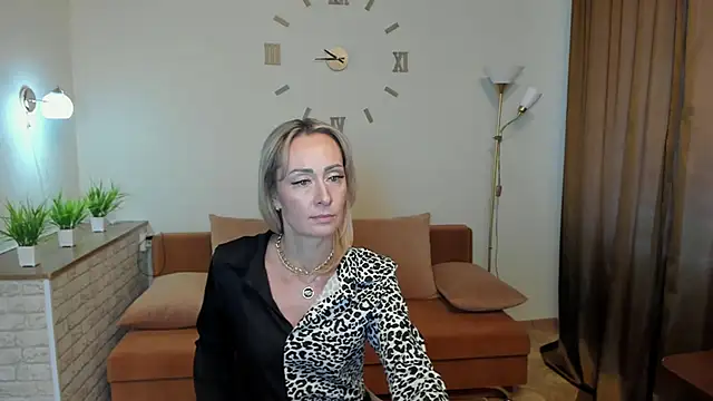 Snapshot of Julia_Cherry_ chatting on January 25, 2025, 12:16 pm Julia Cherry  online show from January 25, 2025, 12:16 pm