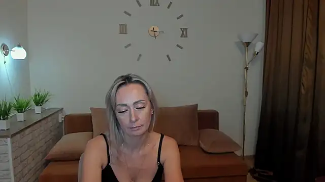 Snapshot of Julia_Cherry_ chatting on January 31, 2025, 5:42 pm Julia Cherry  online show from January 31, 2025, 5:42 pm