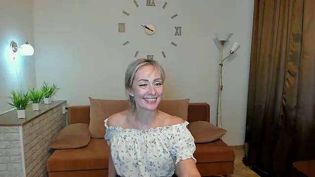 Snapshot of Julia_Cherry_ chatting on January 17, 2025, 12:42 pm Julia Cherry  online show from January 17, 2025, 12:42 pm