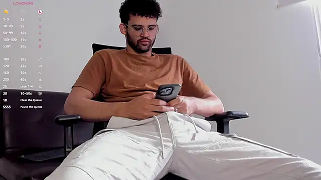 Snapshot of andrewChris_ chatting on October 28, 2025, 2:27 pm andrewChris  online show from October 28, 2025, 2:27 pm