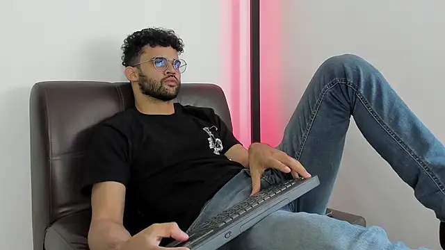 Snapshot of andrewChris_ chatting on September 16, 2025, 9:38 pm andrewChris  online show from September 16, 2025, 9:38 pm