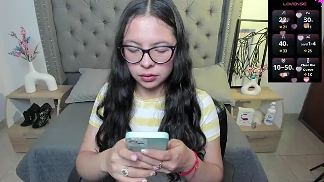 Snapshot of Sapphiraa chatting on January 11, 2025, 12:33 am Sapphiraa online show from January 11, 2025, 12:33 am