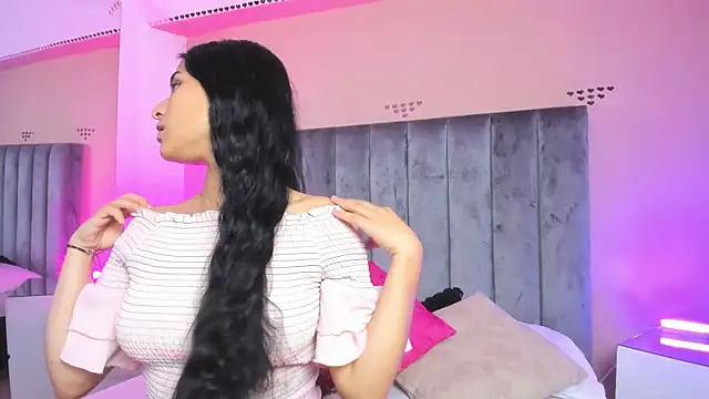 Giselle Roldan online show from December 5, 2025, 4:22 am