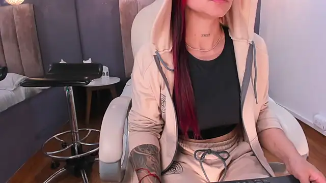 cami rouxxx  online show from March 6, 2025, 10:15 pm