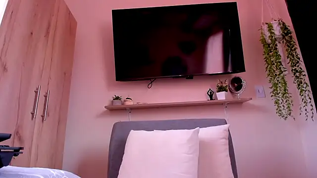 sofiaVelez01 online show from May 7, 2026, 4:21 pm