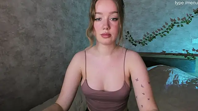 cutiemia0 online show from February 3, 2025, 8:13 am