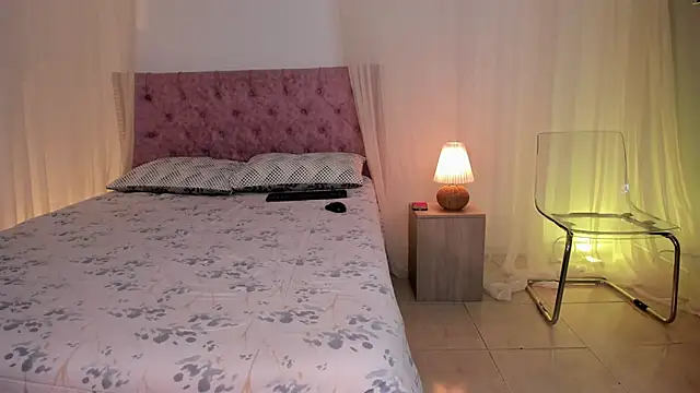 Lia Sweett  online show from November 22, 2025, 3:22 pm