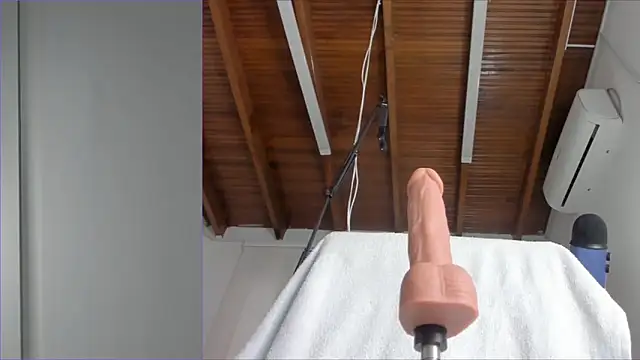 Lucy carter  online show from April 16, 2026, 4:52 pm