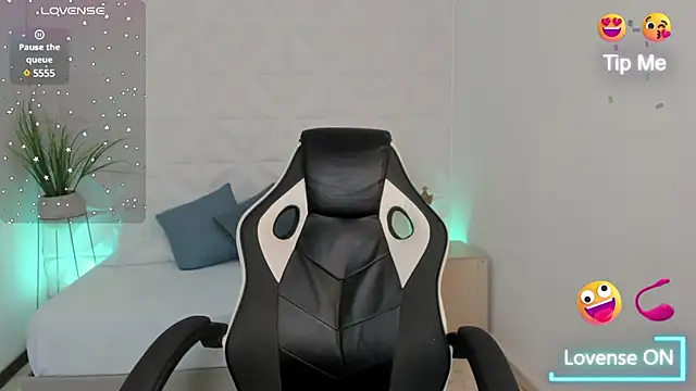 stephanya  online show from March 11, 2025, 7:03 pm