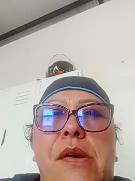 Snapshot of Darly_Gomez chatting on February 18, 2025, 3:31 pm Darly Gomez online show from February 18, 2025, 3:31 pm