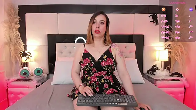 CarlaRossi  online show from October 30, 2025, 7:44 pm