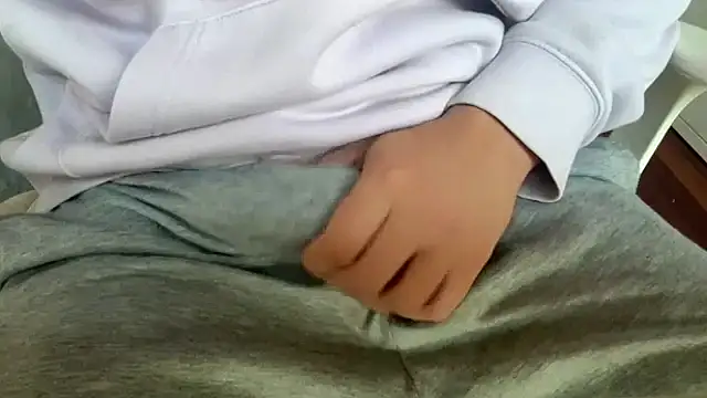 Axeeeeeeeeeeeel online show from October 28, 2025, 4:39 pm