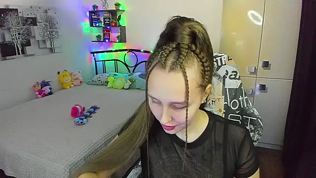 LinaTruly online show from April 17, 2026, 8:33 pm