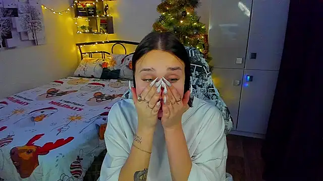 LinaTruly online show from December 17, 2025, 10:48 pm