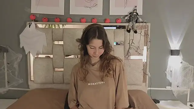 jolie lov online show from October 24, 2025, 1:21 pm