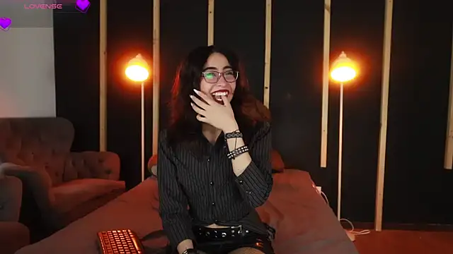 vampy dolll online show from March 7, 2025, 9:06 pm