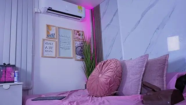 Chlooee   online show from April 1, 2026, 12:13 am