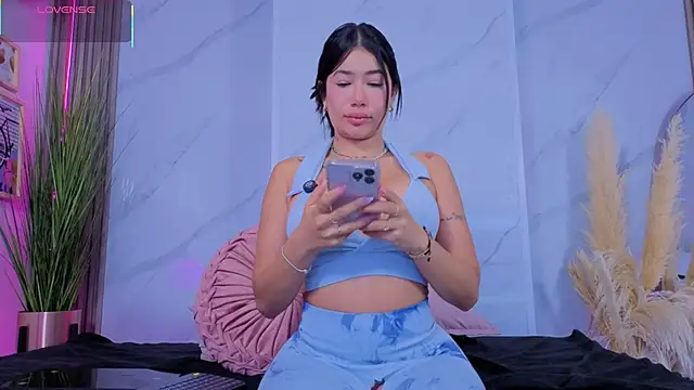 Chlooee   online show from November 12, 2025, 11:25 am