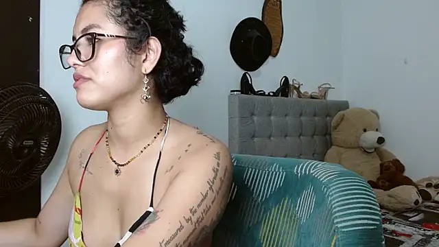 Sexy Lia  online show from April 21, 2026, 2:51 am