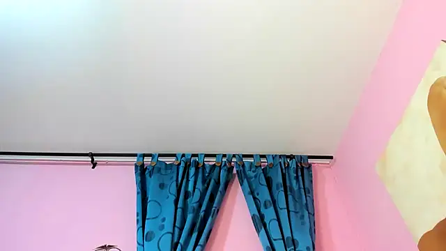 miss--flora online show from November 26, 2025, 2:06 pm