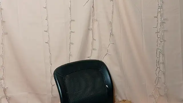 Snapshot of leenieb88 chatting on February 9, 2025, 1:11 am leenieb88 online show from February 9, 2025, 1:11 am