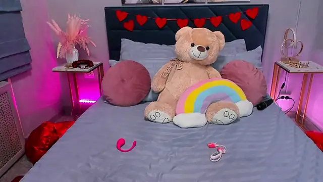 Curvy Dynamite  online show from February 25, 2026, 1:17 am