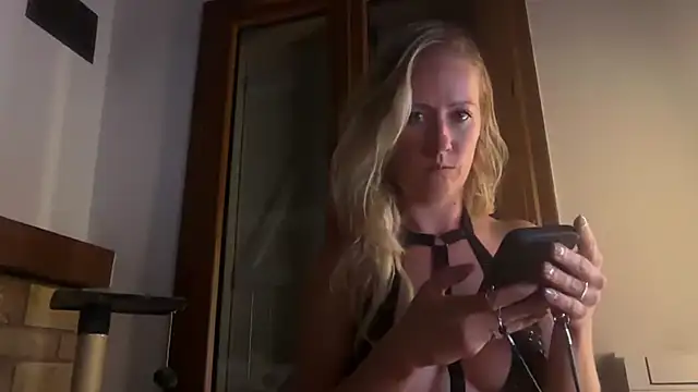 Snapshot of Emmy_frenchie chatting on October 6, 2025, 7:14 pm Emmy frenchie online show from October 6, 2025, 7:14 pm