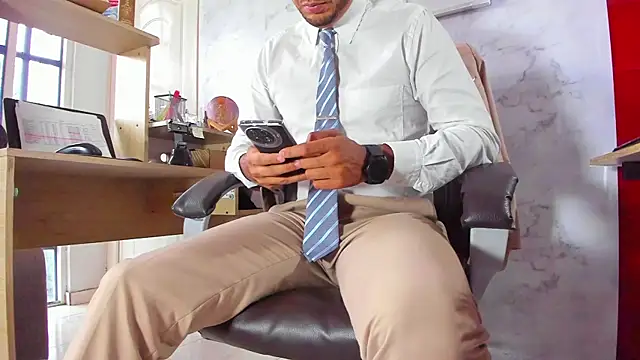 Hideintheoffice online show from February 26, 2025, 10:26 pm