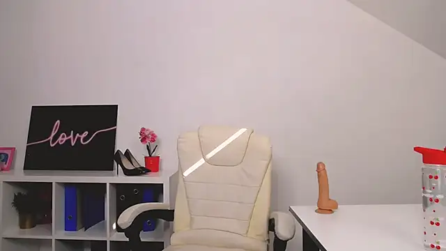 Snapshot of Lia_Benini chatting on March 16, 2025, 1:17 pm Lia Benini online show from March 16, 2025, 1:17 pm