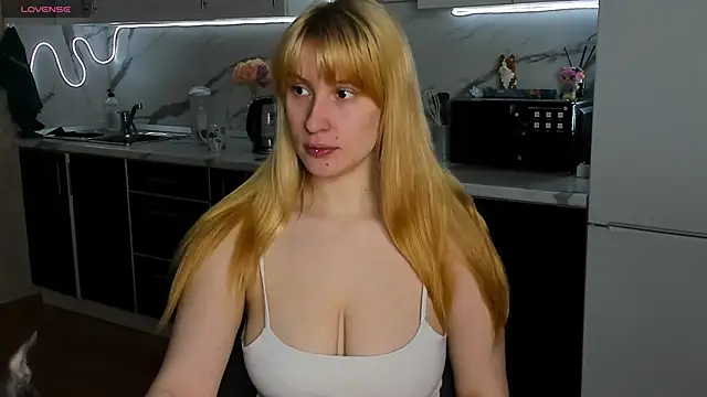 Snapshot of Sweet_white_chocolate chatting on February 16, 2026, 6:01 am Sweet white chocolate online show from February 16, 2026, 6:01 am