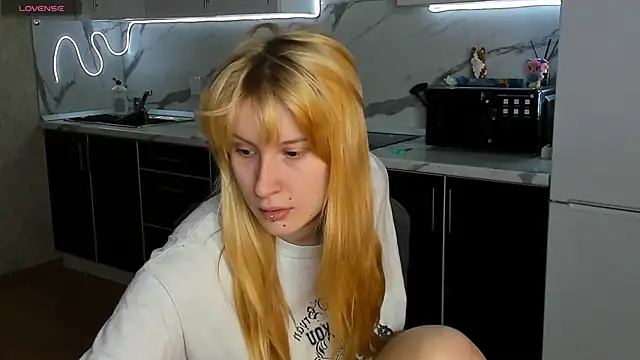 Snapshot of Sweet_white_chocolate chatting on February 17, 2026, 6:11 am Sweet white chocolate online show from February 17, 2026, 6:11 am