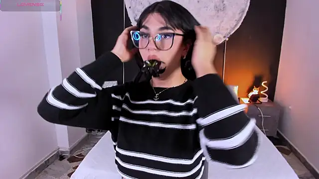 RoseCassie online show from December 4, 2025, 1:54 pm