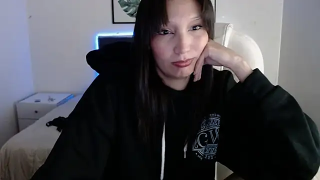 mia collens online show from December 18, 2025, 1:00 am