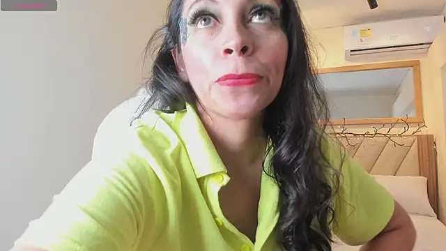 PerlaPreciosa online show from March 18, 2026, 4:04 am