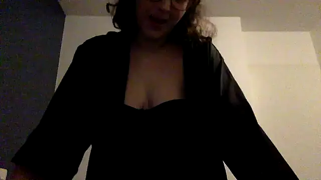 LolaGuess online show from December 21, 2024, 8:43 pm