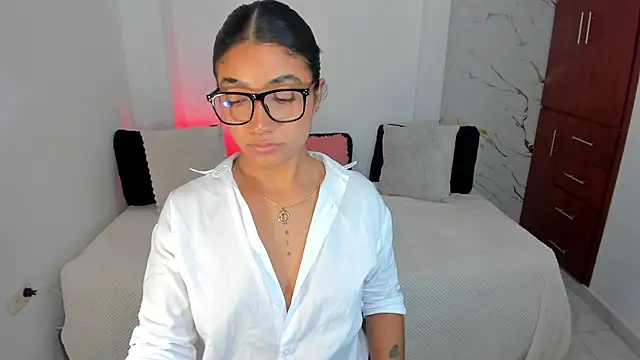 martina roldam online show from May 18, 2026, 3:28 am