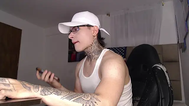 DennisWalkerr online show from March 19, 2025, 12:04 am