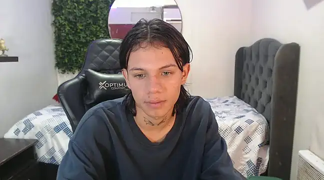 Snapshot of andy_dan18 chatting on February 2, 2025, 1:52 pm andy dan18 online show from February 2, 2025, 1:52 pm