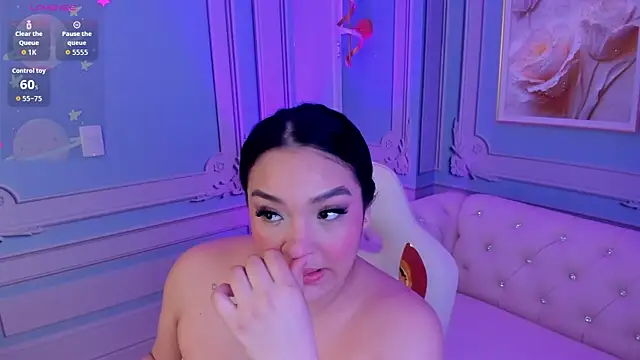 stefany duque1  online show from October 2, 2025, 3:21 am