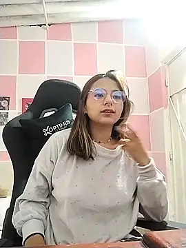 Snapshot of Paulina_mosh chatting on March 4, 2025, 1:45 am Paulina mosh online show from March 4, 2025, 1:45 am