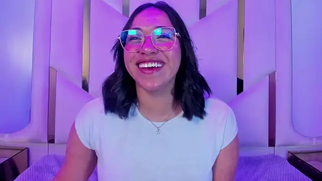 IsabellRodriguez18 online show from April 15, 2026, 3:23 am