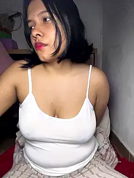 Snapshot of Ninabrunette18 chatting on January 19, 2026, 9:24 am Ninabrunette18 online show from January 19, 2026, 9:24 am