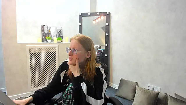 Snapshot of ElizabethHarpper chatting on January 31, 2025, 11:13 am ElizabethHarpper online show from January 31, 2025, 11:13 am