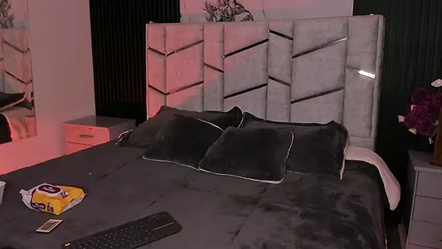 daniiphoeniixx online show from December 15, 2025, 7:31 pm