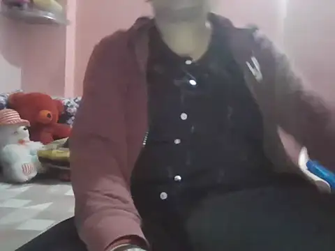 Hot-shanvi online show from November 17, 2025, 3:32 am