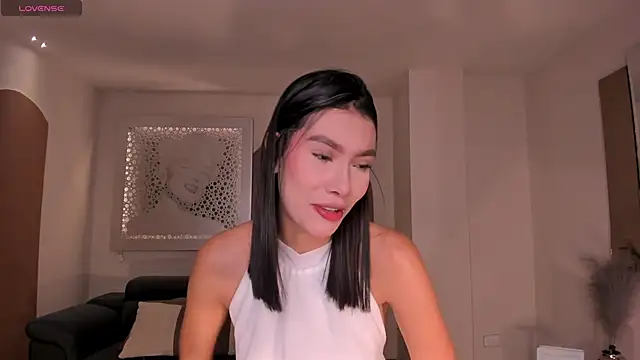 NiaSalvatore online show from April 12, 2026, 5:05 pm